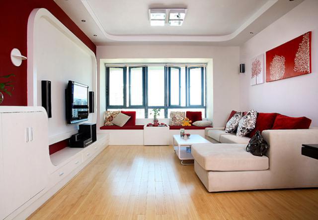红色与白色装修的房子