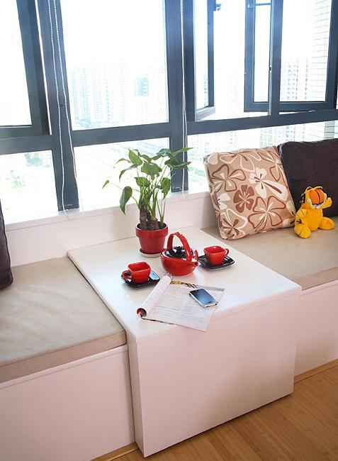 红色与白色装修的房子