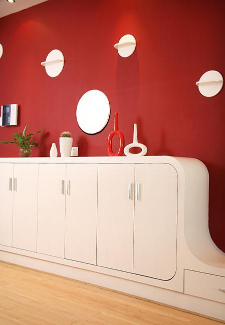 红色与白色装修的房子