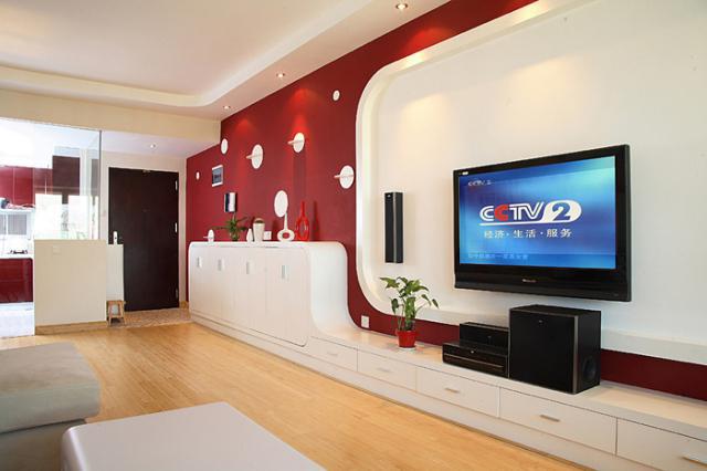 红色与白色装修的房子