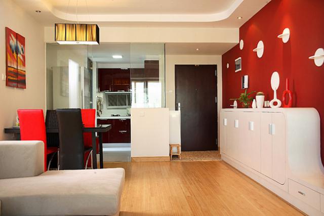 红色与白色装修的房子