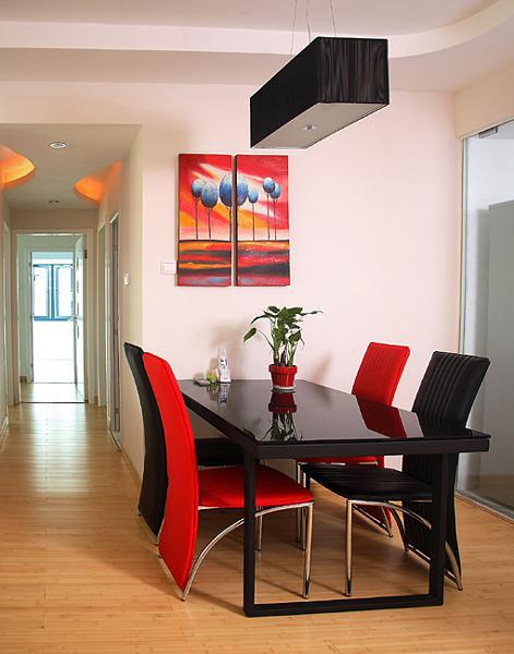 红色与白色装修的房子