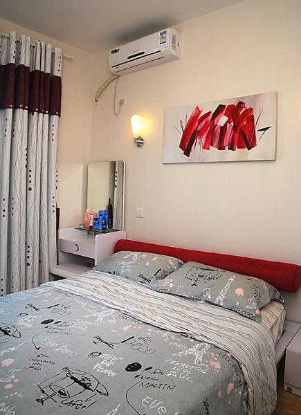 红色与白色装修的房子