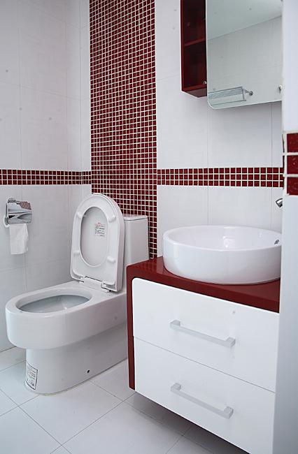 红色与白色装修的房子