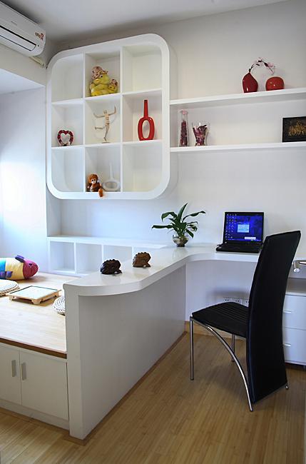 红色与白色装修的房子