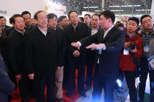 “-5℃不结冰冰箱 画时代空调”以智造点亮家博会