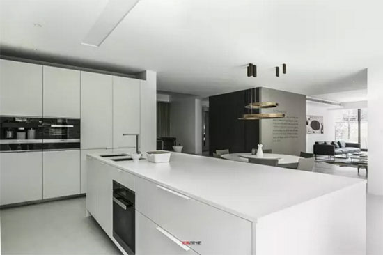 ��ɫΪ���ı���װ��