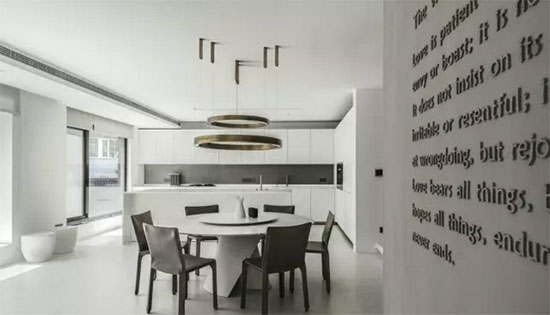 ��ɫΪ���ı���װ��