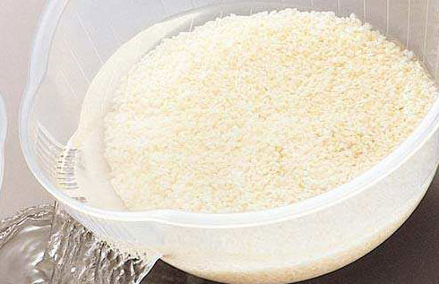 淘米水浇花的方法