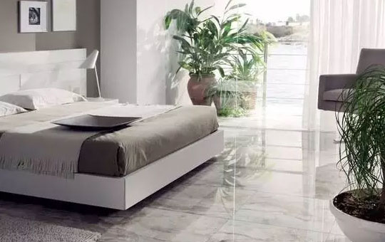 卧室装修铺木地板还是用瓷砖