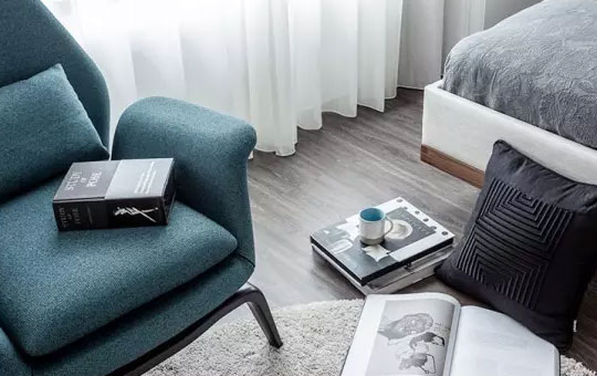 卧室装修铺木地板还是用瓷砖