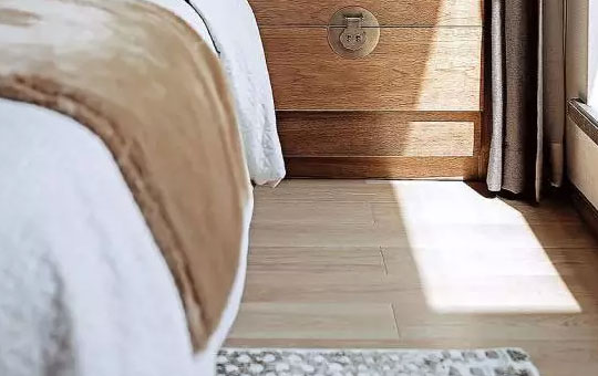 卧室装修铺木地板还是用瓷砖