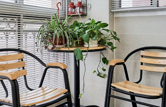 餐厅玻璃储物柜