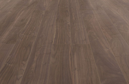 地面贴瓷砖好还是铺地板好