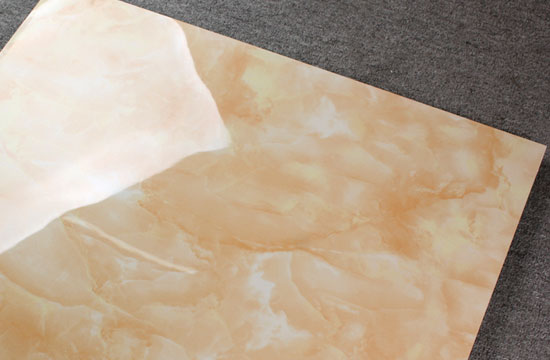 地面贴瓷砖好还是铺地板好