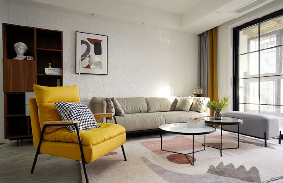 很时尚的北欧风三房装修，焕然一新，厨房黄色谷仓门真漂亮！